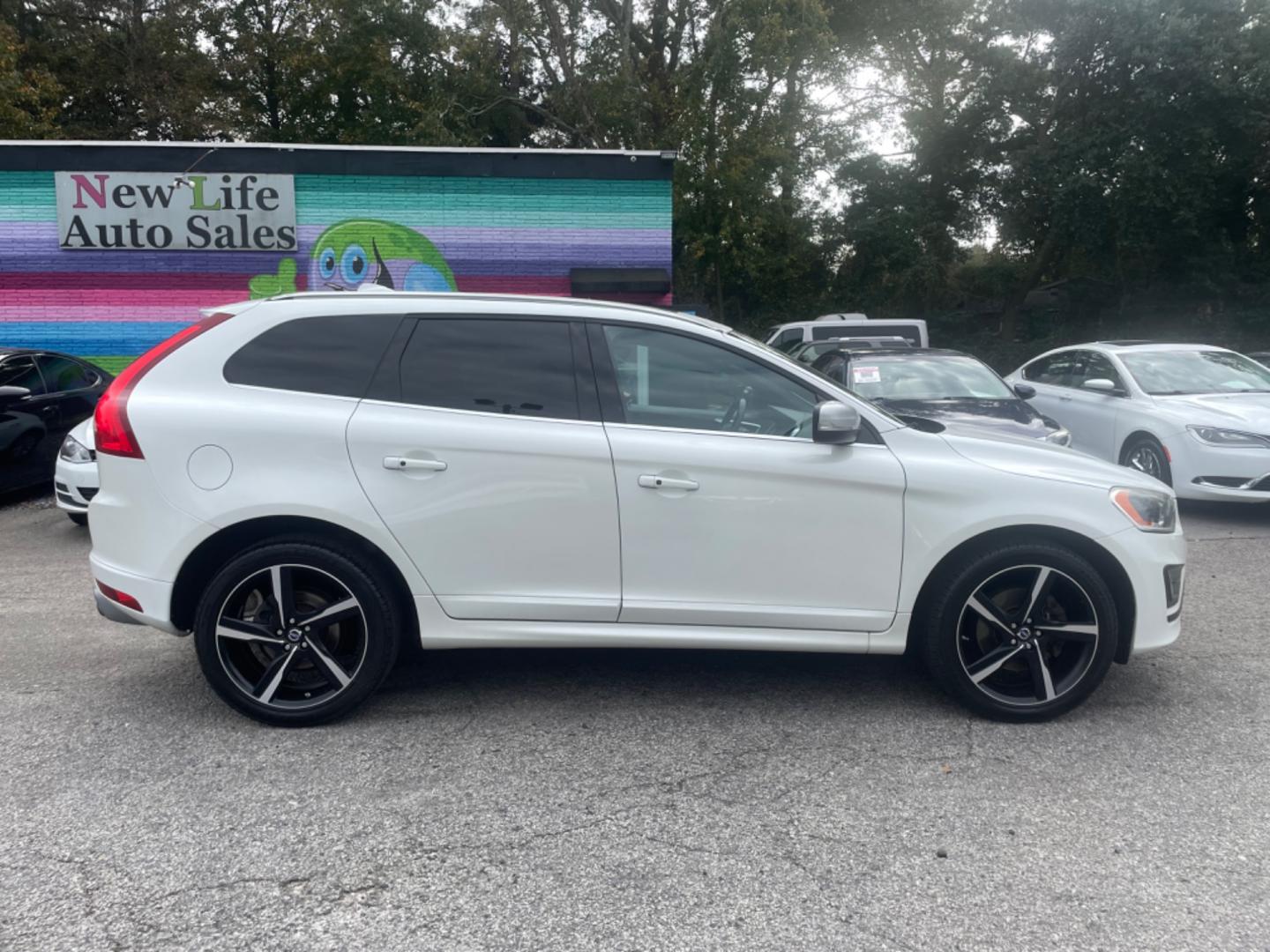 2015 WHITE VOLVO XC60 T6 R-DESIGN PREMIER PLUS (YV4902RG6F2) with an 3.0L engine, Automatic transmission, located at 5103 Dorchester Rd., Charleston, SC, 29418-5607, (843) 767-1122, 36.245171, -115.228050 - Photo#7